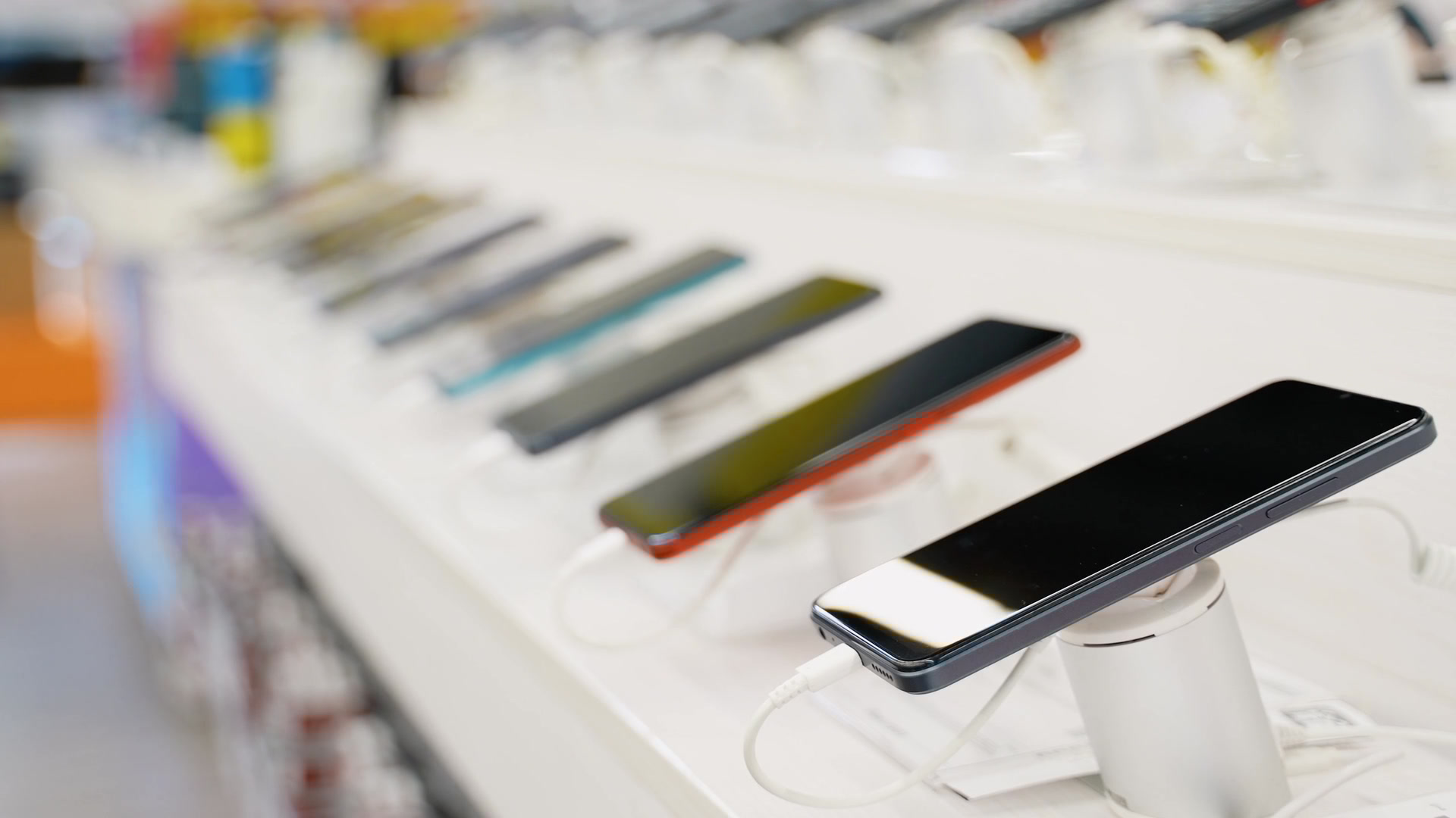 AI Boom Pushes Up Gadget Prices, Shifting Costs to Everyday Consumers